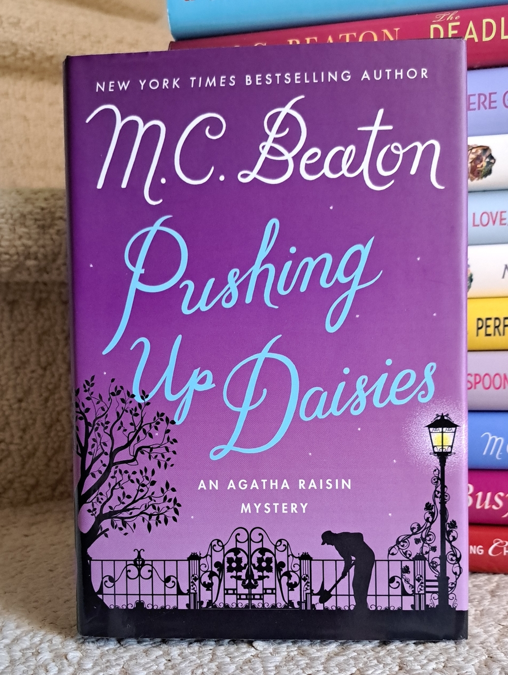 M.C.BEATON Pushing Up Daisies An Agatha Raisin Murder Mystery Novel.